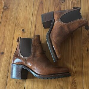 Good condition Frye chelsea boots